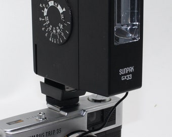 Sunpak GX33 Electronic Flash Unit with batteries and sync cable - Very good condition - Perfect for vintage film cameras