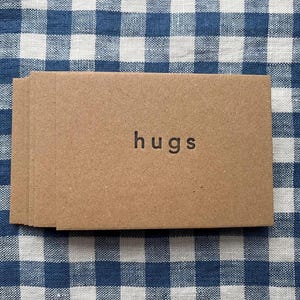 Tarjetas de abrazos - Diez tarjetas con sobres impresos a mano en tipografía - Fabricadas en Inglaterra