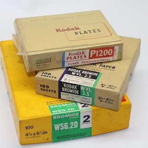 Lastre Kodak P1200 Super Panchro-Press vintage x 12 - 3 1/4" X 4 1/4" ancora sigillate nella scatola originale più due scatole di carta Kodak retrò vuote