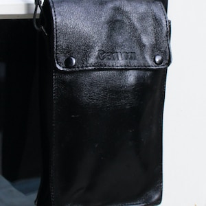 Custodia nera vintage per fotocamera compatta Canon - Piccola borsa perfettamente retrò - Buone condizioni - Anni '70 - Rara