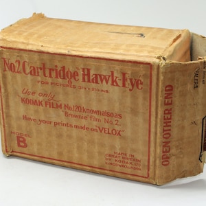 Kodak No 2 Cartridge Hawk-eye Model B 120 Film Antique Box Camera with original delivery box – c. 1926 - Tested & very good condition - Rare