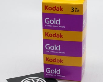 Un paquete de tres rollos de película en color Kodak Gold 200 de 35 mm con 36 fotografías en cada rollo (108 fotografías en total) - Último stock