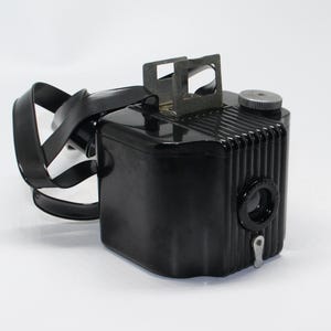Eastman Kodak Baby Brownie 127 Box Film Camera – 1934-41 Classic Bakelite Snapper with no cracks – Working shutter - USA Version