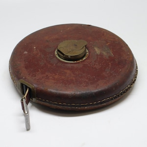Nastro di misurazione Roberts Rabone Chesterman da 20 m, strumento vintage per geometri a carica manuale, custodia in pelle - Prodotto in Inghilterra - Accessorio retrò, arredamento vintage per la casa