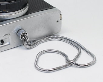 Vintage 1970's Metal Camera Hand / Wrist Strap with screw-in for tripod socket – Retro chic and very good condition