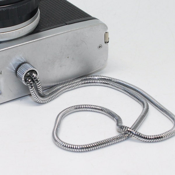 Vintage 1970's Metal Camera Hand / Wrist Strap with screw-in for tripod socket – Retro chic and very good condition