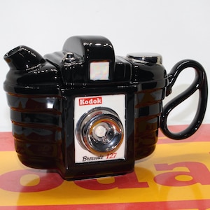 Swineside The Teapottery カメラ Kodok Brownie 127 ティーポット - 1997 年頃英国製 - 非常に良好な状態