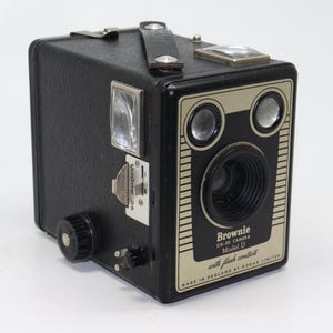 Kodak Brownie Six-20 Box Camera Model D with case – c.1953-1957 - Very good condition and tested - Made in England