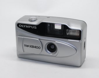Fotocamera compatta Olympus Trip XB400 da 35 mm con flash, obiettivo Olympus da 27 mm e custodia - Testata e in ottime condizioni