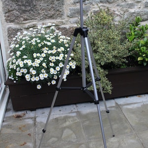 Compact Light-Weight Camera Tripod for compact cameras - Tested and very good condition - Maximum height of 127cm
