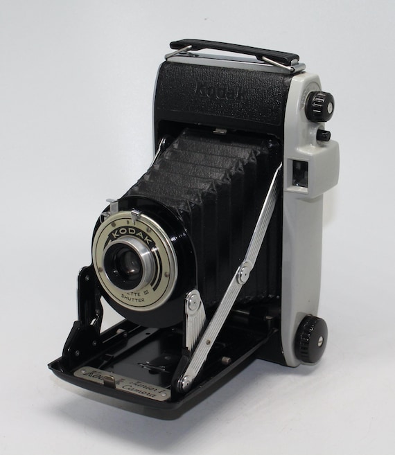 Kodak 620 折りたたみ式カメラ 1960年製 Kodak Vollenda 620 Folding Camera. For Sale at Ruby Lane