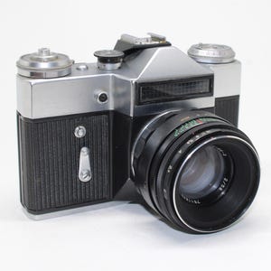 Lustrzanka filmowa Zenit-E 35 mm z 1977 r. z obiektywem Helios 58 mm i futerałem – przetestowana