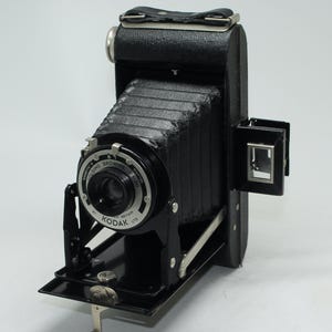 Kodak Six-20 Folding Brownie Camera with case - Second model Meniscus Lens and Kodette II Shutter - c.1948 - Very good condition