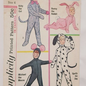 Puede incluir: Un patrón de costura vintage para disfraces de niños. El patrón incluye instrucciones para hacer un disfraz de gato, conejo, ratón y perro. El patrón es para la talla 6 y está impreso en un fondo blanco con texto negro. El patrón se titula "Simplicity Printed Pattern 50c IN CANADA 60c" y "SIMPLE TO SEW".