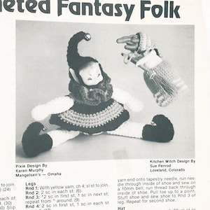Puede incluir: Imagen en blanco y negro de dos muñecas hechas a mano. Una es una muñeca duende con sombrero y vestido negros, brazos y piernas blancos y cara de muñeca. La otra es una muñeca bruja con nariz puntiaguda y escoba. El texto "Fantasy Folk" está en la parte superior.