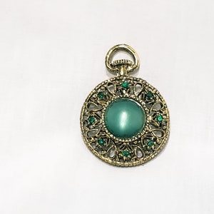 Relógio de bolso falso com strass e broche de metal em rolagem 2&quot; tom dourado verde Gerry&#39;s