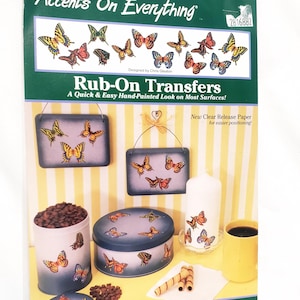 Puede incluir: Un paquete de transferencias de frotar "Accents On Everything" de Plaid con diseños de mariposas. El paquete incluye una hoja con 12 diseños y un aplicador. Adecuado para madera, papel, plástico, metal y cerámica. Texto: "Rub-On Transfers".