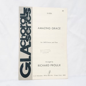 Pode incluir: Uma capa de partitura branca com texto preto. O título é "Amazing Grace" para vozes SATB e flauta. A música foi arranjada por Richard Proulx. A capa é do Departamento de Música da Igreja Luterana Zion em Rockford, Illinois.