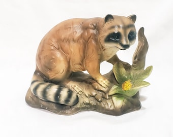 Figurina vintage di procione su roccia, animale selvatico, 4" in ceramica giapponese