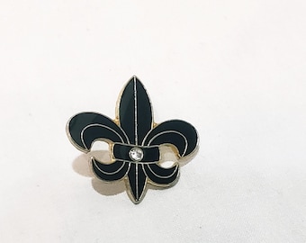 Pin de solapa con flor de lis, esmalte negro y diamantes de imitación en tono dorado de 2,5 cm