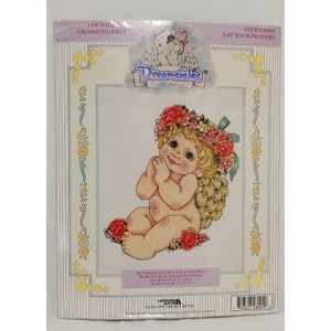 Puede incluir: Kit de punto de cruz con un ángel querubín con una corona de flores, rezando con las manos juntas. El kit incluye tela Aida de 18 puntos, hilo de algodón, cuentas, una aguja, un gráfico e instrucciones. El tamaño terminado es de 15,2 x 17,8 cm. El tamaño del marco es de 20,3 x 25,4 cm. El kit se titula "Say Your Prayers".