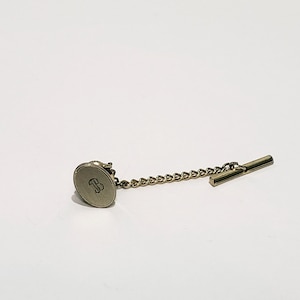 Alfinete de gravata oval gravado inicial com letra "B" texturizado em tom dourado vintage 1/2"