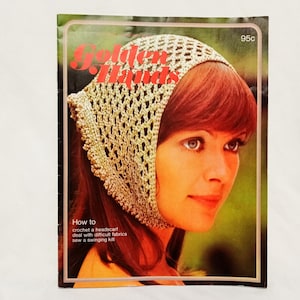 Può includere: Una copertina di rivista Golden Hands vintage con una donna che indossa un foulard all'uncinetto. Il testo della copertina della rivista recita "Come realizzare un foulard all'uncinetto, gestire tessuti difficili, cucire una gonna scozzese."