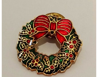 Christmas Wreath Bow Holiday Brooch Lapel Pin  1" Gold Tone Green Red Taiwan