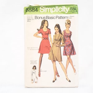 Puede incluir: Un paquete de patrones de costura Simplicity vintage, con ilustraciones de tres vestidos. El paquete está etiquetado como "8884" e incluye información de tallas para una talla 12, con un busto de 86 cm y una cintura de 65 cm. El paquete también incluye el texto "Bonus Basic Pattern."