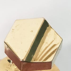 Zeshoekige getrapte gegroefde modernistische dasspeld vintage goudkleurig 1/4&quot;