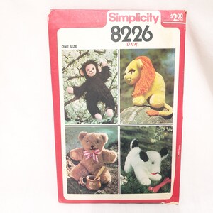 Pode incluir: Padrão de costura Simplicity número 8226 para fazer quatro animais de peluche: um macaco, um leão, um urso e um cão. O padrão é para um único tamanho.