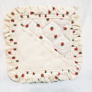 Strawberry Strawberries Cross Stitch Flap Quilted Pot Holder 7.5" NOS Cream Red