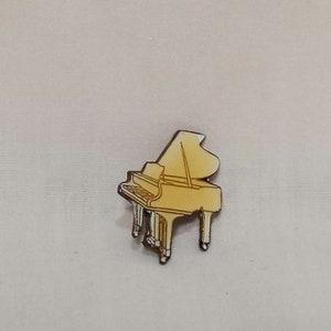 Spilla smaltata per pianoforte a coda bianca Pin 1 &quot;Strumento musicale in metallo