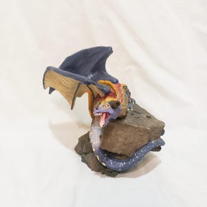 Land of the Dragons kleine bergdraak K034 beeldje 1999 5&quot; paars-oranje