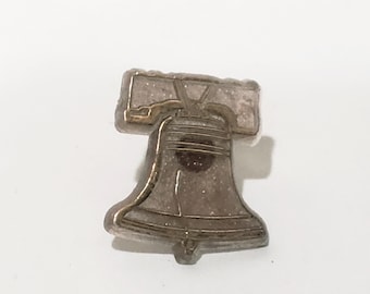 Liberty Bell Souvenir Pin de solapa 3/4" plástico marrón translúcido Filadelfia PA
