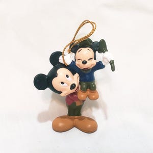 Puede incluir: Un juego de tres tazas de cerámica con un acabado moteado y mate. Las tazas son en tonos crema, gris claro y gris oscuro. Cada taza tiene un diseño simple y minimalista, ideal para café o té.