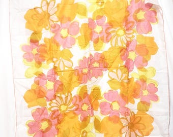 Puede incluir: Un pañuelo de seda blanco con un patrón floral en tonos amarillos, naranjas y rosas. Las flores son estilizadas y tienen un estilo retro.