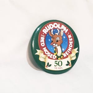 Puede incluir: Un juego de tres tazas de cerámica con un acabado mate moteado. Las tazas son en tonos crema, gris claro y gris oscuro. Cada taza tiene un diseño simple y minimalista, ideal para café o té.