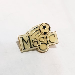 Magische voetbalhoed reversspeld 1&quot; zwart crème goudkleurig Sports Souvenir