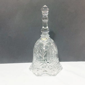 Vintage Scalloped Rim Pressed Glass Bell Flowers Leaves Pattern 7&quot; Clear Floral