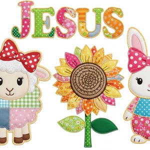 Peut inclure: Une applique color&eacute;e repr&eacute;sentant un mouton, un tournesol et un lapin, chacun orn&eacute; de n&oelig;uds. Le mot "JESUS" est &eacute;pel&eacute; en lettres patchwork au-dessus. Les personnages sont faits de divers tissus &agrave; motifs.