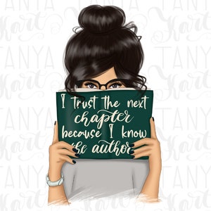 Op de afbeelding: Een vrouw met lang donker haar en een bril houdt een groen boek vast waarop staat "Ik vertrouw op het volgende hoofdstuk omdat ik de auteur ken".