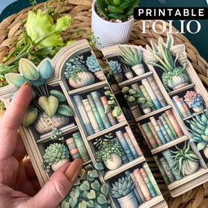 Può includere: Folio stampabile con un design a libreria, con piante in vaso e libri. Il folio ha una cornice bianca ed è pieno di illustrazioni colorate. Il testo "PRINTABLE FOLIO" si trova nell'angolo in alto a destra.