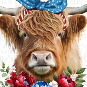 Op de afbeelding: Gedetailleerde illustratie van een Schotse Hooglandkoe met lange, ruige bruine vacht. De koe draagt een patriottische haarband met een blauwe strik met sterrenpatroon en rood-witte strepen. Rode en blauwe bloemen met groene bladeren omlijsten het gezicht van de koe.