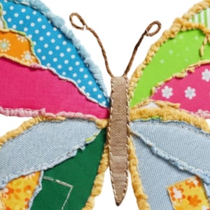 Peut inclure: Un papillon patchwork color&eacute; compos&eacute; de divers tissus &agrave; motifs. Les ailes pr&eacute;sentent des motifs roses, bleus, verts et jaunes, notamment des pois et des imprim&eacute;s floraux. Les bords sont bord&eacute;s d'un tissu jaune effiloch&eacute; et le corps est de couleur beige.