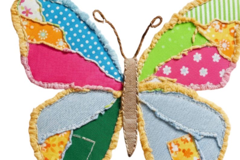 Peut inclure: Un papillon patchwork color&eacute; compos&eacute; de divers tissus &agrave; motifs. Les ailes pr&eacute;sentent des motifs roses, bleus, verts et jaunes, notamment des pois et des imprim&eacute;s floraux. Les bords sont bord&eacute;s d'un tissu jaune effiloch&eacute; et le corps est de couleur beige.