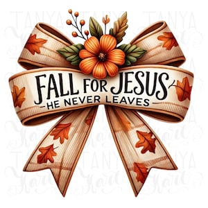 Puede incluir: Un lazo decorativo con el texto "FALL FOR JESUS - HE NEVER LEAVES". El lazo presenta hojas de otoño y una flor naranja central. La cinta tiene un fondo beige con detalles marrones.