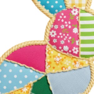 Peut inclure: D&eacute;coration de lapin en patchwork avec une bordure en forme de corde. Le lapin est compos&eacute; de divers tissus &agrave; motifs, notamment des pois, des imprim&eacute;s floraux et des rayures, dans des tons de rose, de bleu, de jaune et de vert. Th&egrave;me de P&acirc;ques.