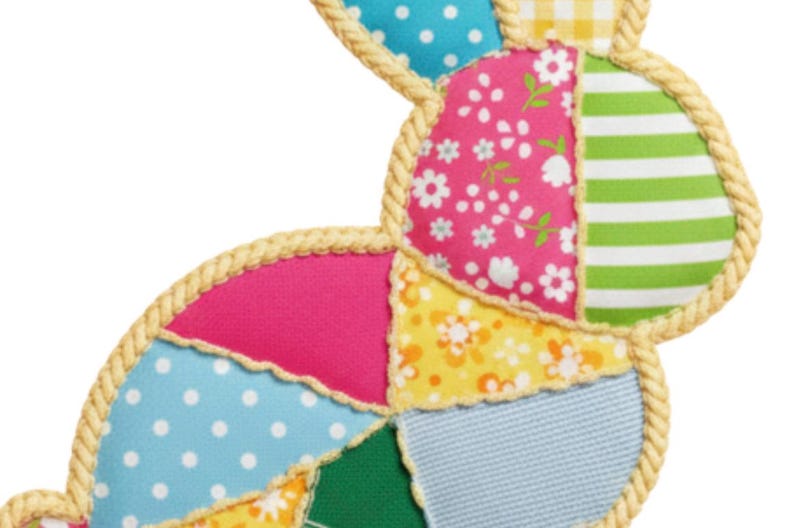 Peut inclure: D&eacute;coration de lapin en patchwork avec une bordure en forme de corde. Le lapin est compos&eacute; de divers tissus &agrave; motifs, notamment des pois, des imprim&eacute;s floraux et des rayures, dans des tons de rose, de bleu, de jaune et de vert. Th&egrave;me de P&acirc;ques.