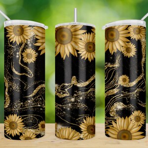 Puede incluir: Tres vasos de acero inoxidable con un diseño de purpurina negra y dorada con girasoles. Los vasos tienen tapas y pajitas.